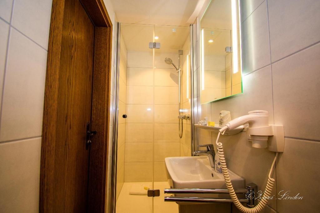 Hotel Zwei Linden - Links Der Elbe - Niedersachsen Balje Εξωτερικό φωτογραφία
